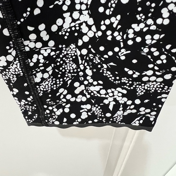 Lululemon capri pants with scalloped edging - Picture 2 of 4